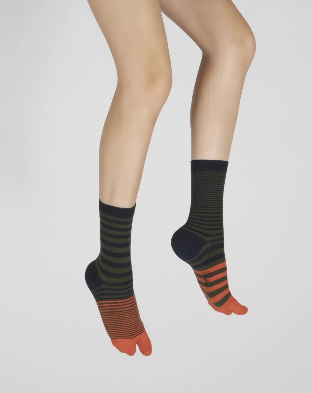 Online Berthe Aux Grands Pieds Chaussette Tabi rayures asymétriques marine kaki et orange