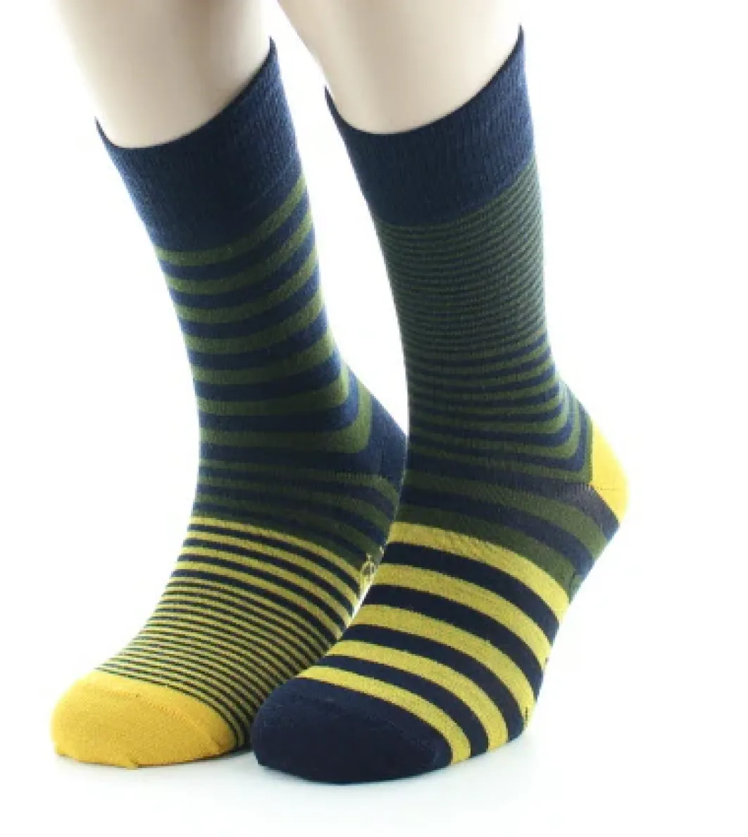 Fashion Berthe Aux Grands Pieds Chaussettes homme laine peignée rayures asymétriques bleu marine, kaki et jaune