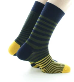 Fashion Berthe Aux Grands Pieds Chaussettes homme laine peignée rayures asymétriques bleu marine, kaki et jaune