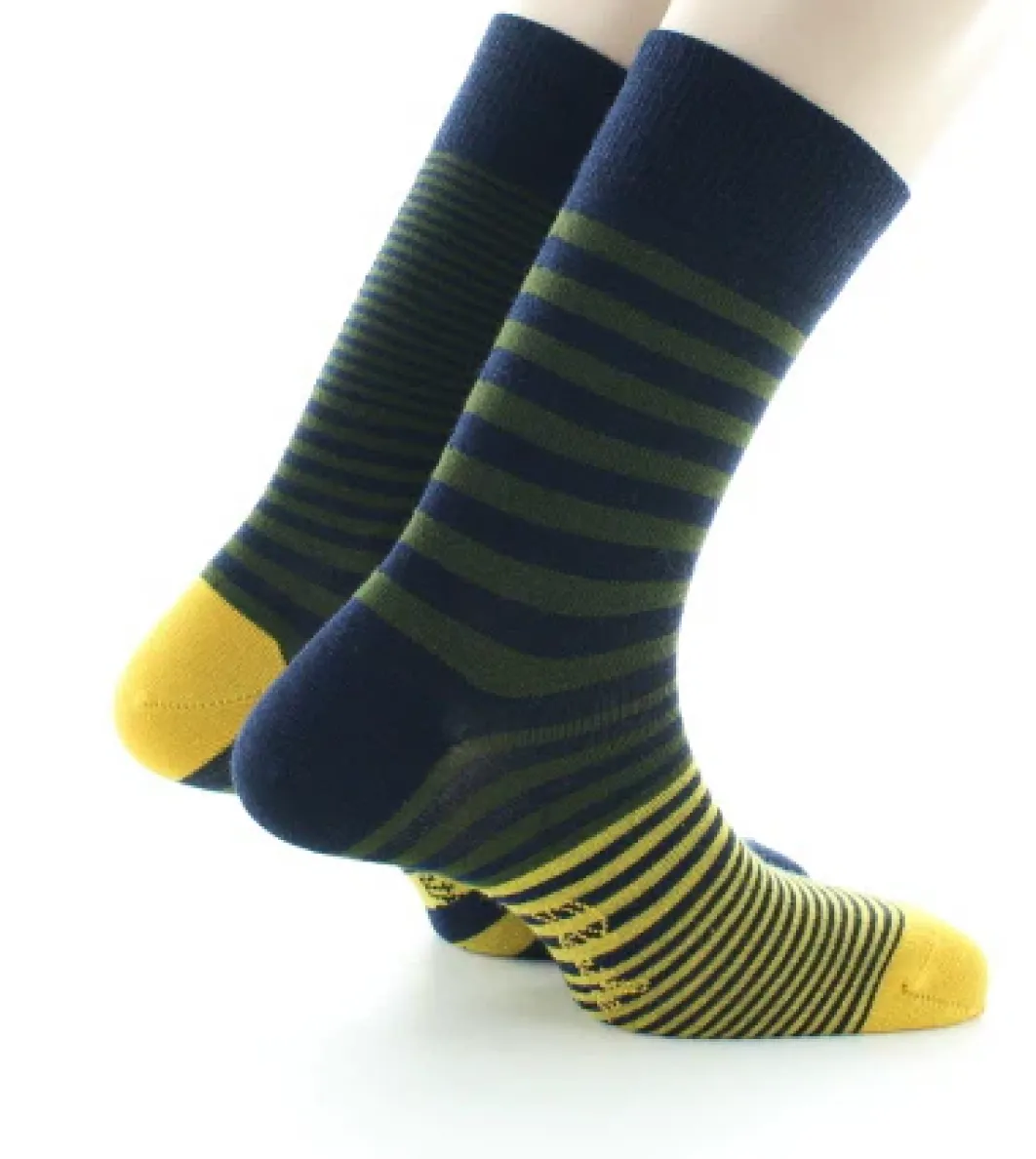 Fashion Berthe Aux Grands Pieds Chaussettes homme laine peignée rayures asymétriques bleu marine, kaki et jaune