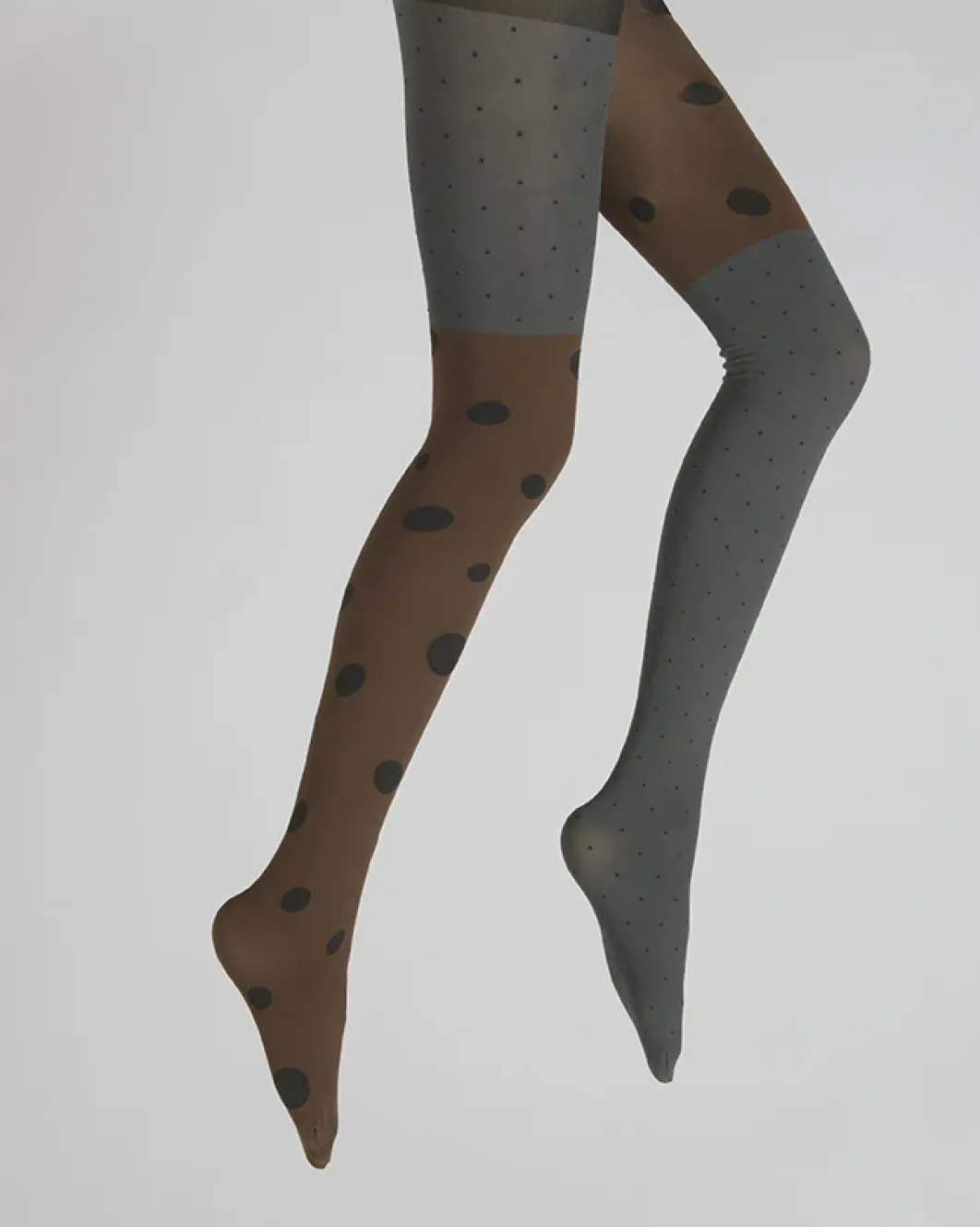 Best Berthe Aux Grands Pieds Collants pois noir fond marron et gris