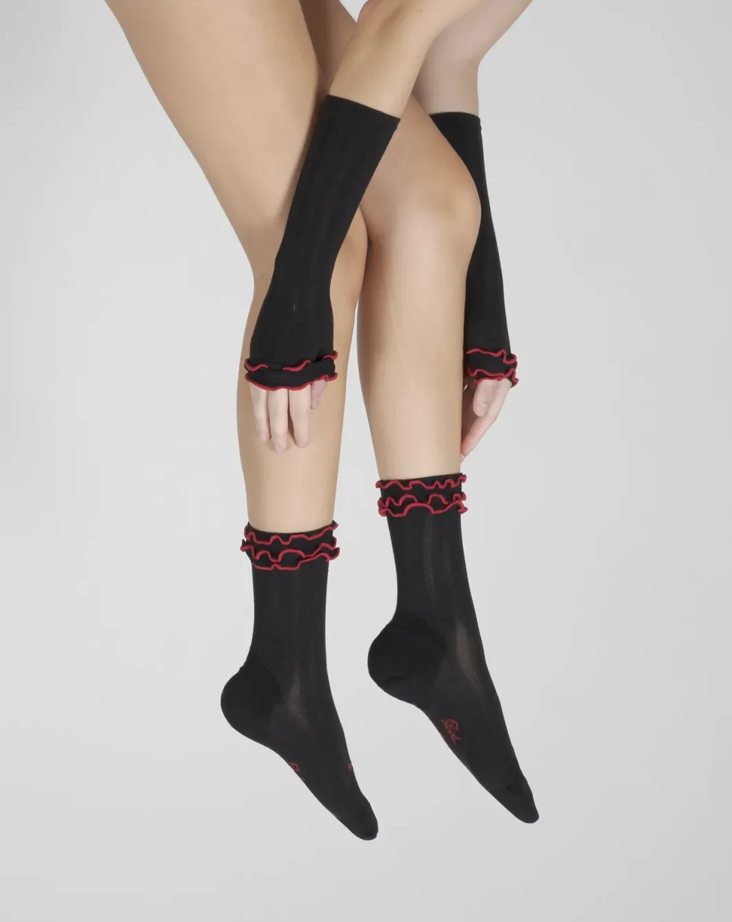 Hot Berthe Aux Grands Pieds Mitaines en soie noire à surjets rouges