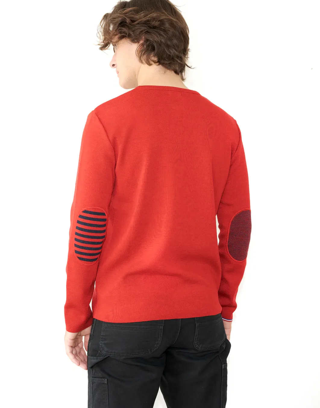 Sale Berthe Aux Grands Pieds Pull col V homme mérinos rouge rayures asymétriques bleu marine