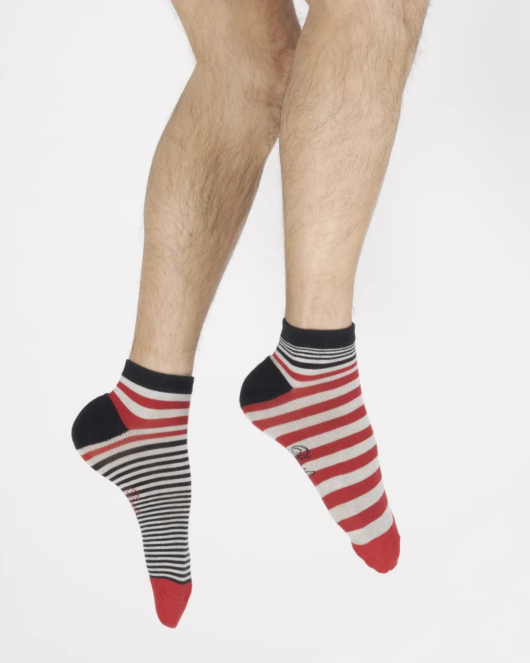 Online Berthe Aux Grands Pieds Socquettes de sport homme coton rayures asymétriques marine rouge
