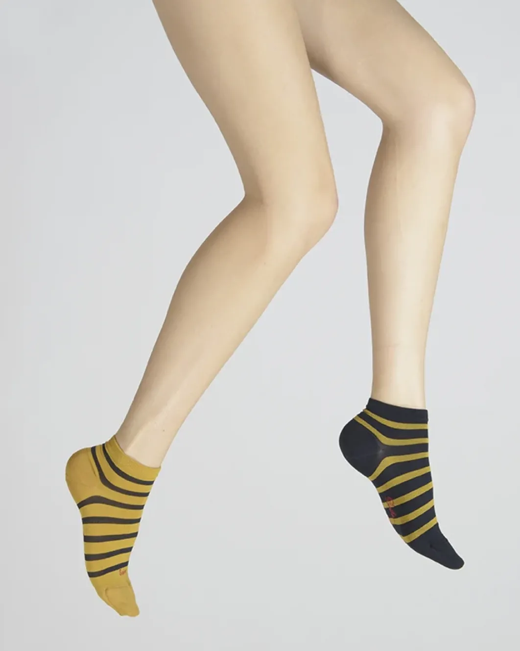 Sale Berthe Aux Grands Pieds Socquettes en soie rayées asymétriques Moutarde et Marine