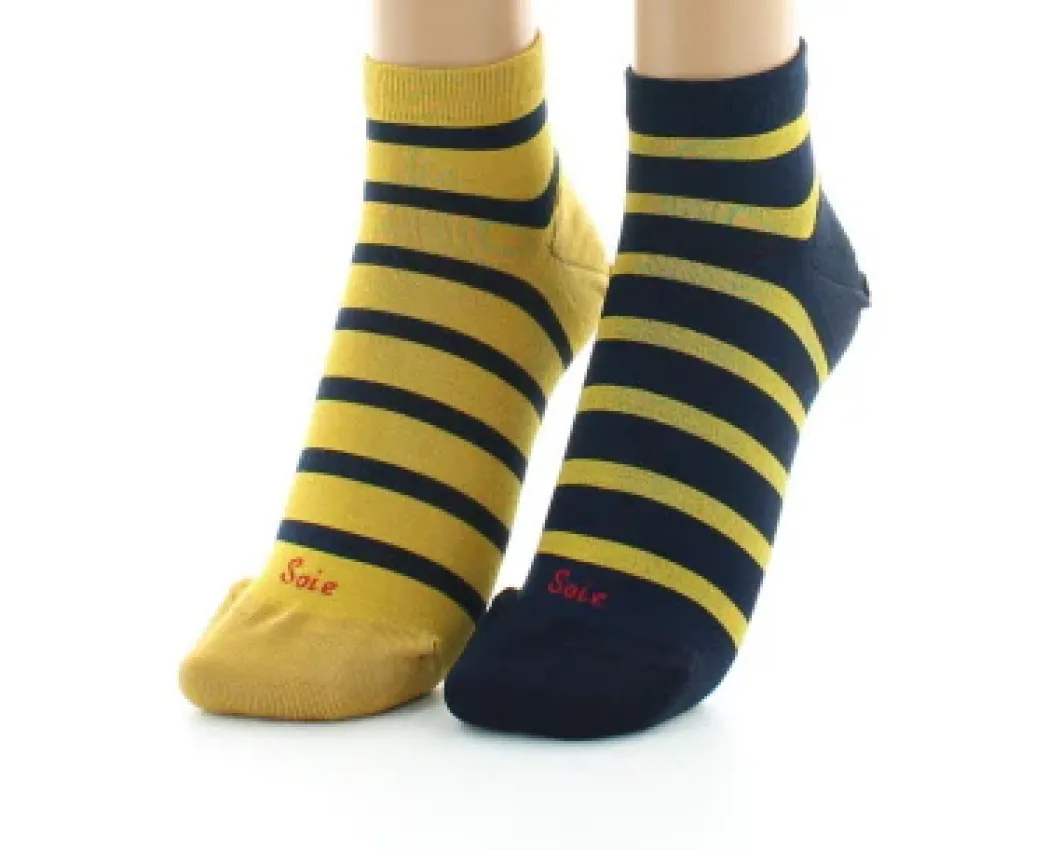 Sale Berthe Aux Grands Pieds Socquettes en soie rayées asymétriques Moutarde et Marine