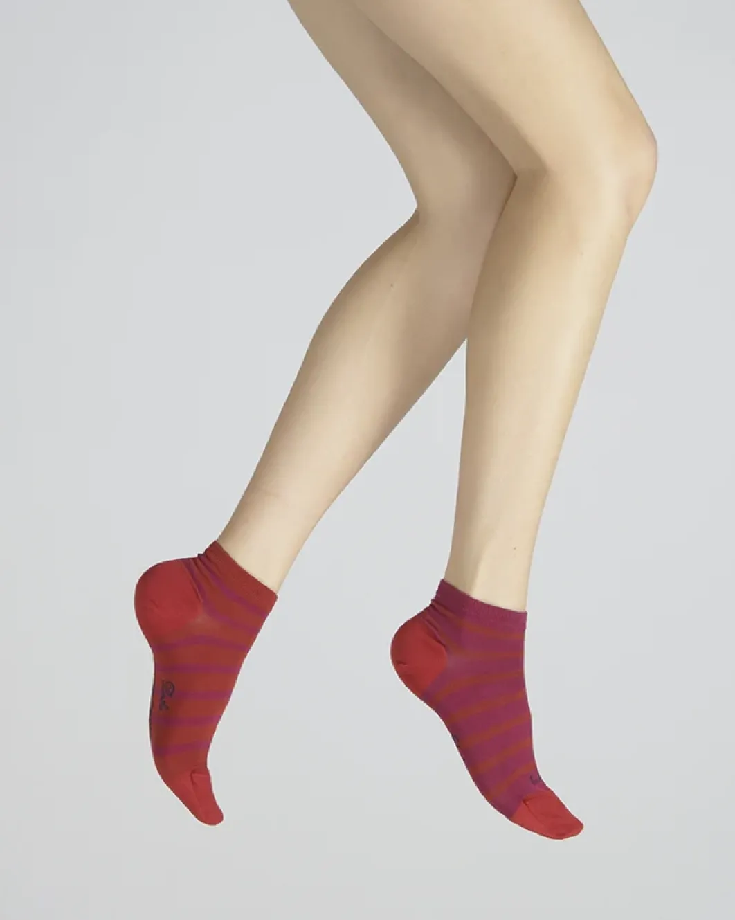 Online Berthe Aux Grands Pieds Socquettes en soie rayées asymétriques Rouge et Rose
