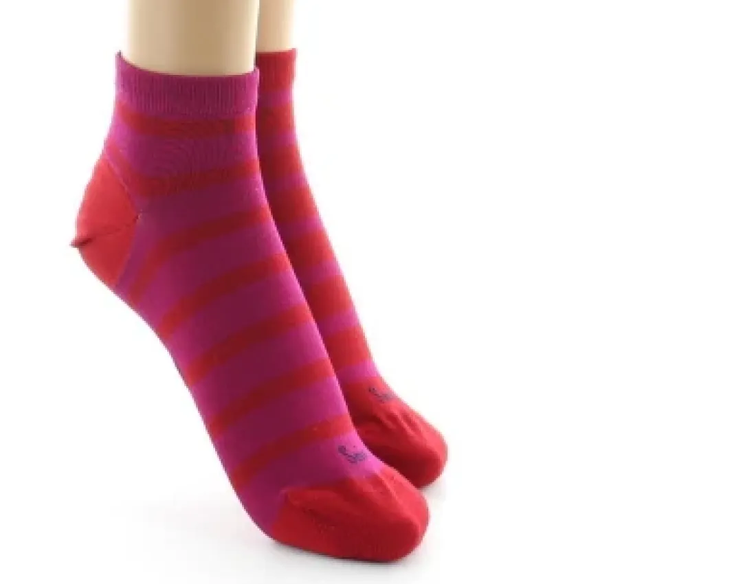 Online Berthe Aux Grands Pieds Socquettes en soie rayées asymétriques Rouge et Rose