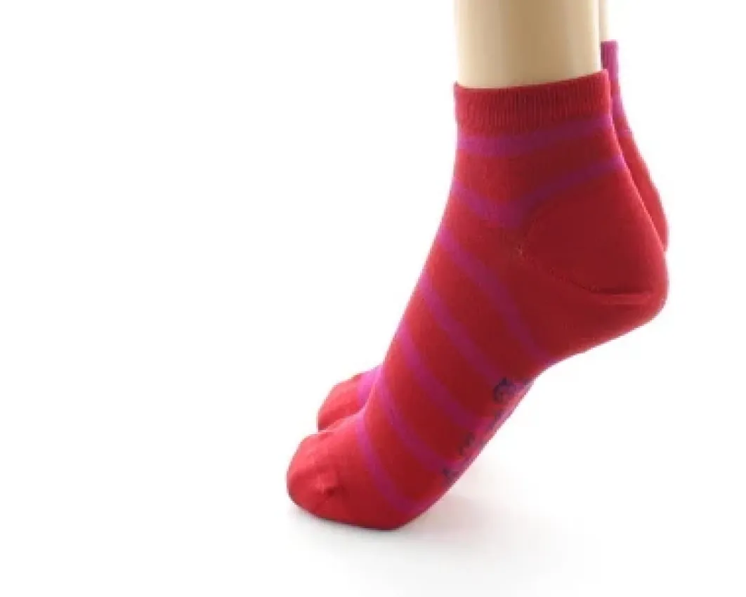 Online Berthe Aux Grands Pieds Socquettes en soie rayées asymétriques Rouge et Rose